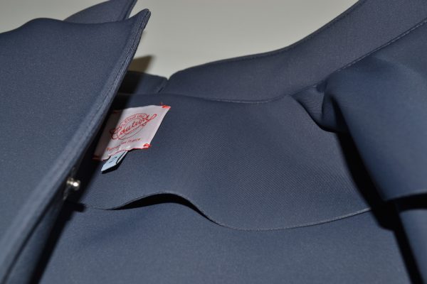 impermeable-gris